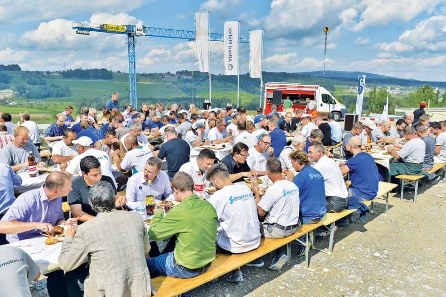 1 Rund 150 Personen folgten der Einladung der Altred Müller AG zum «Güggeli-Essen» auf der Baustelle Feldhof.
