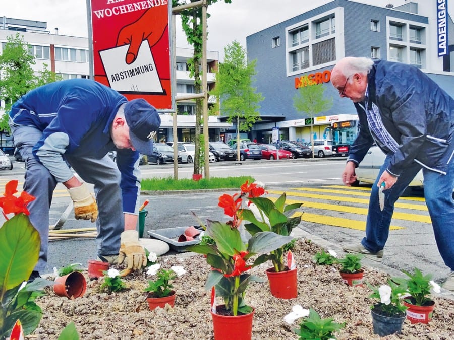 Die Rotseezünftler beim Pflanzen der Blumen im Mai.
