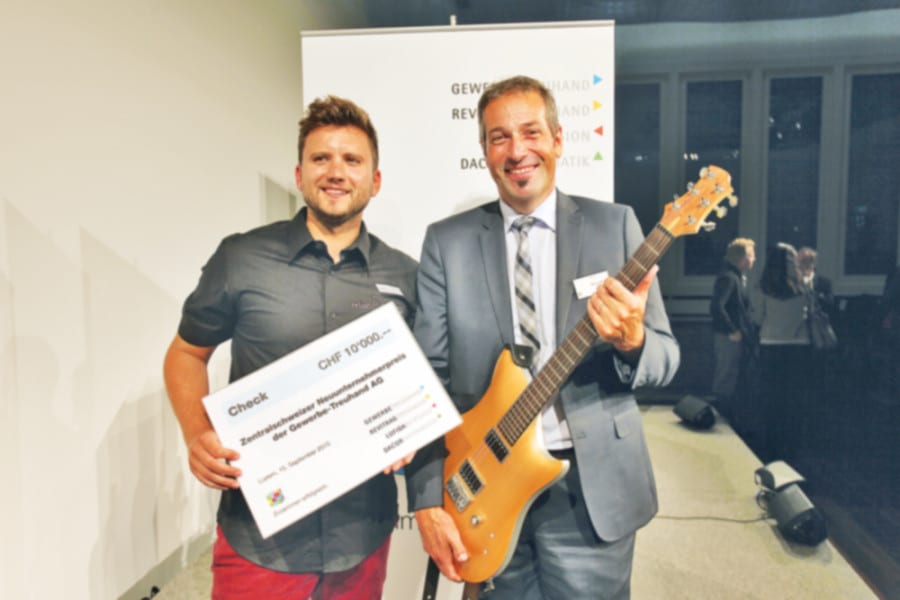 Bruno Käch (rechts), CEO des Preisstifters Gewerbe-Treuhand, freut sich mit Sieger Silvan Küng von den «Relish Brothers». Bild apimedia.