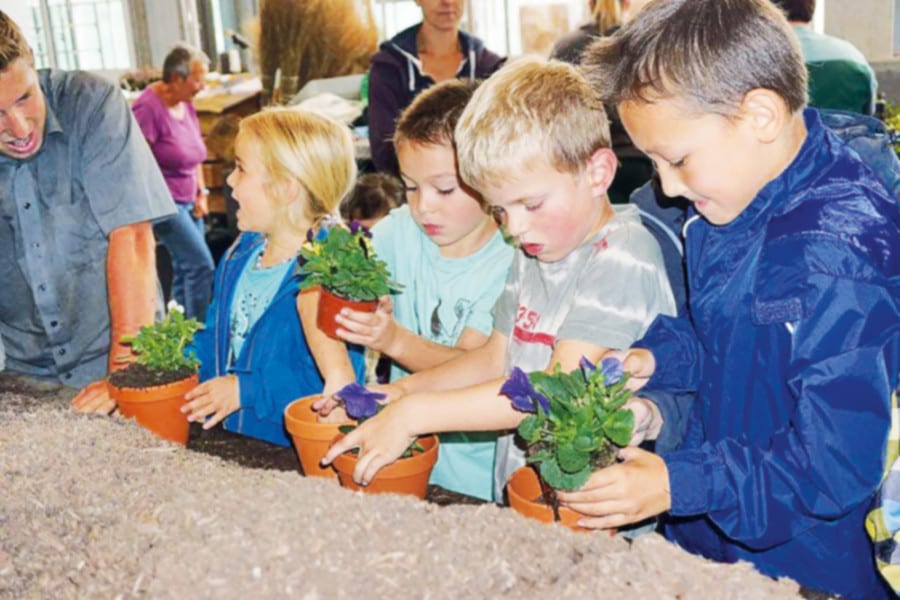 32_Eifrige-kleine-Gaertner