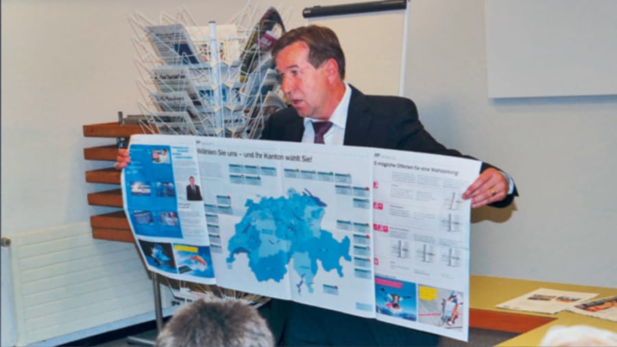 Kurt Hegele, Geschäftsführer Ringier Print Adligenswil, präsentiert die neusten Produkte.