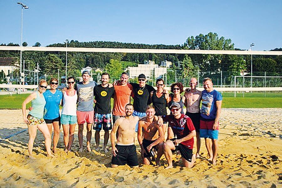 Die vier erstplatzierten Teams (von links): «Sommervögel» (2.Platz), «DBO» (2.Platz), «The Roots» (4.Platz) und vorne «el toro bordeaux» (1.Platz). Bild zVg.