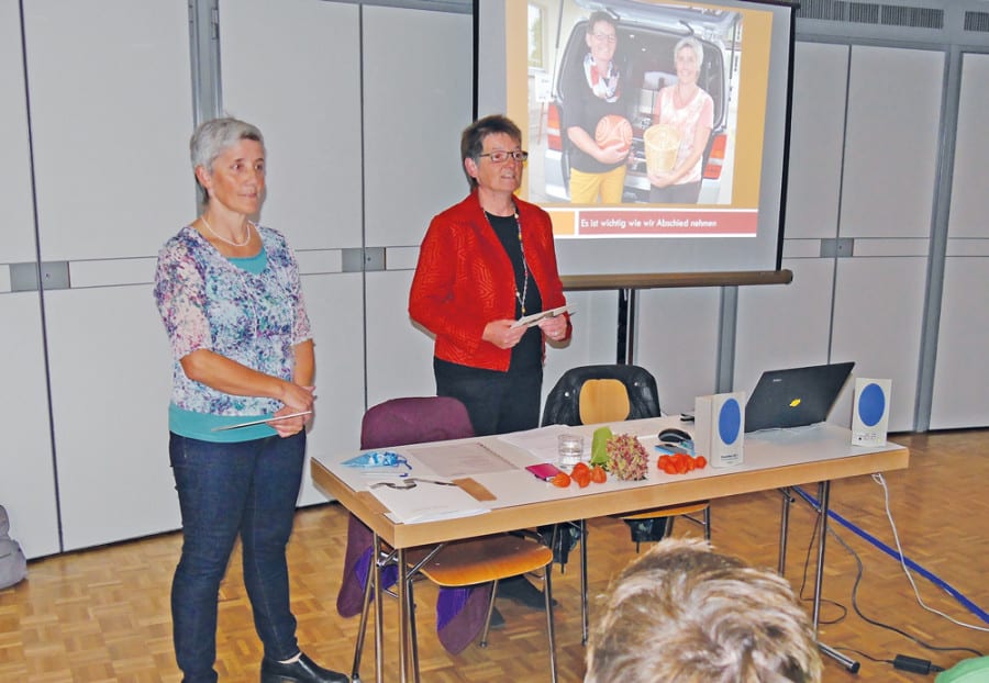 Barbara Karner-Küttel und Madlen Heer sprachen darüber, wie wichtig es ist, Abschied zu nehmen. Bild zVg.