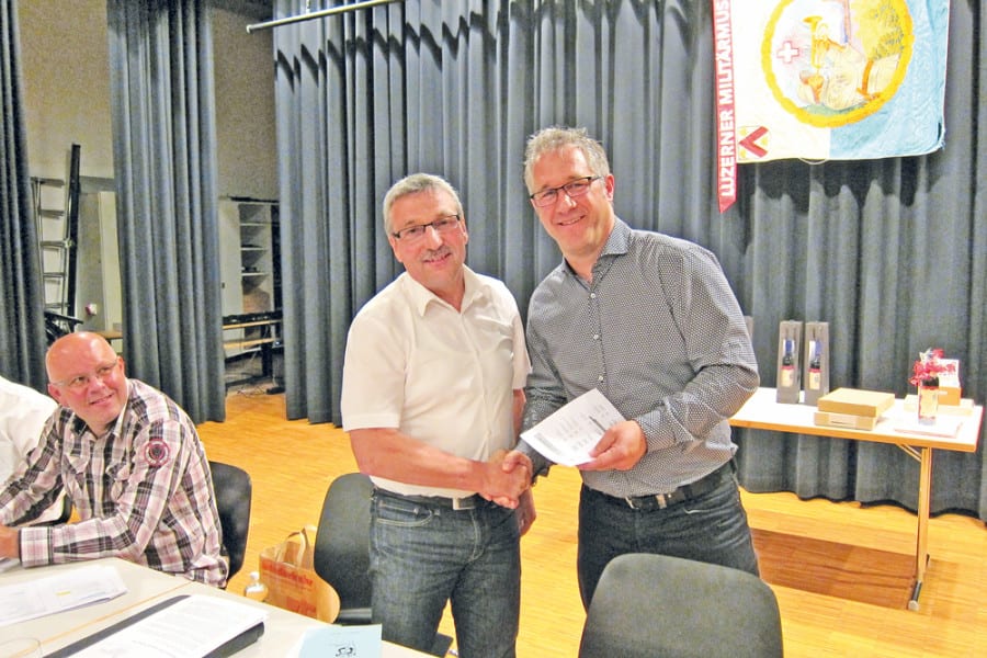Daniel Elmiger (rechts) übergibt sein Präsidentenamt an Hansruedi Wicki. Bild zVg.