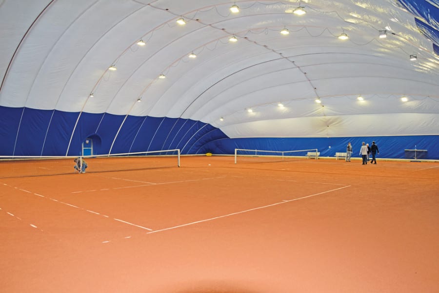 Letzte Arbeiten in der soeben aufgestellten Traglufthalle. Bild zVg.