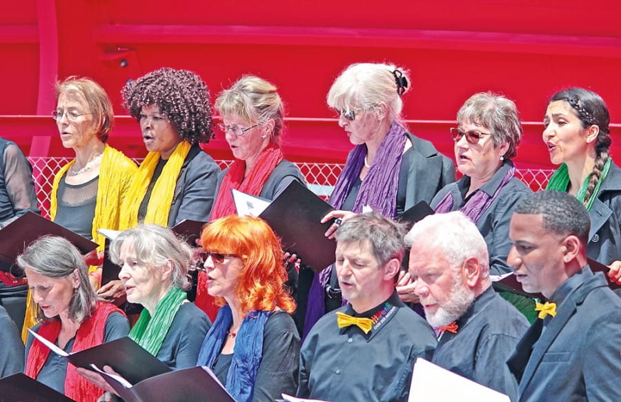 Sängerinnen und Sänger aus über zwanzig Ländern singen gemeinsam im Chor der Nationen.