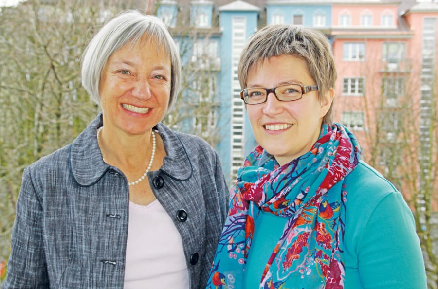 Sie unterstützen die Teilnehmerinnen: «WegWeiser»-Kursleiterinnen Ruth Wallimann (links) und Denise Stalder. Bild zVg.
