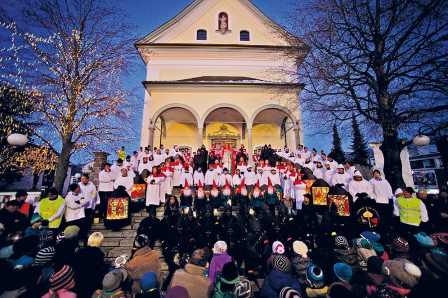 Am 29. November begrüsst der Samichlaus mit seinen Helfern die Anwesenden auf der Treppe der Pfarrkirche Ebikon.