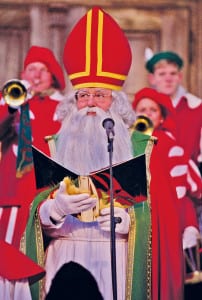 Der Samichlaus richtet seine weisen Worte an die kleinen und grossen Zuhörer.
