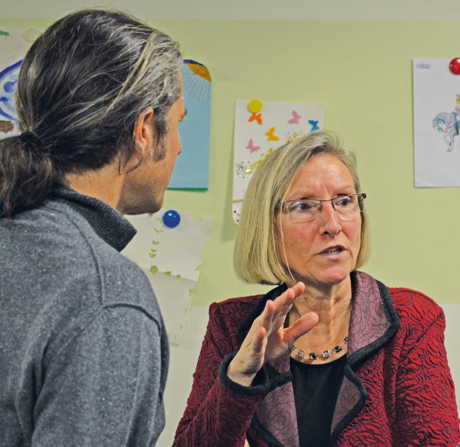 SP Nationalrätin Prisca Birrer-Heimo diskutiert mit Anwesenden über aktuelle Themen aus dem Nationalrat. Bild zVg.