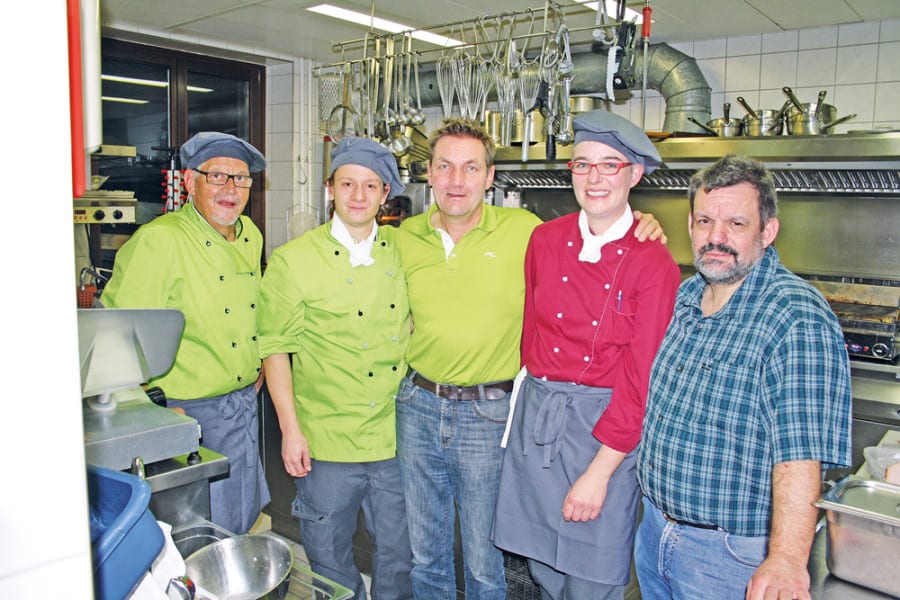Die Bahnhöfli-Crew mit Martina und Roger Vogel (rechts) und Restauranttester Daniel Bumann (mitte). Bild Stefan Jäggi.