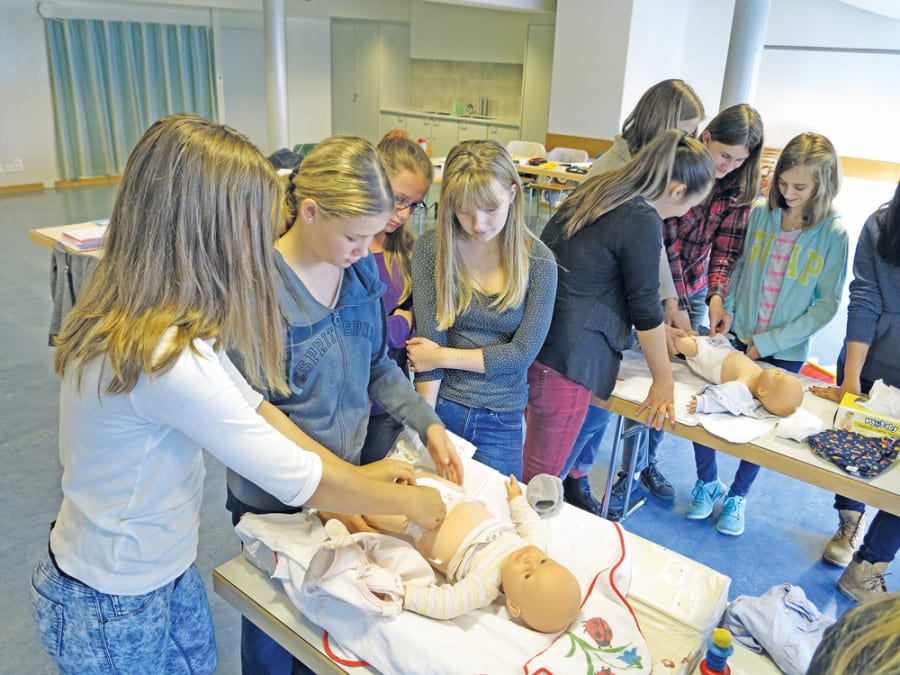 Im SRK-Babysitterkurs bereiten sich Jugendliche auf eine verantwortungsvolle Aufgabe vor. Bild zVg.