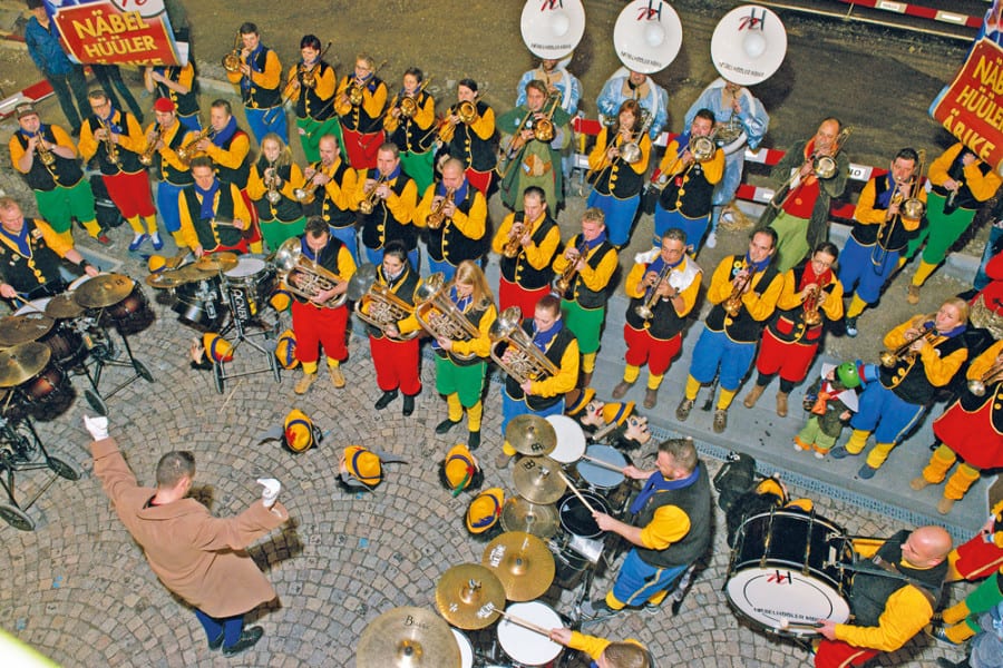 Der Auftakt zur Feier der Heilpraktikerschule Luzern mit den Näbelhüüler Äbike: Eine Vorahnung auf die Freuden der Fasnacht 2016. Bild zVg.