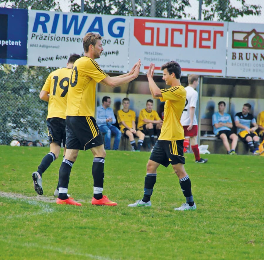 Bojan Vukovic (links) und Lucca Bühler jubeln über einen Treffer des FC Adligenswil. Archivfoto: Elena Stadelmann.