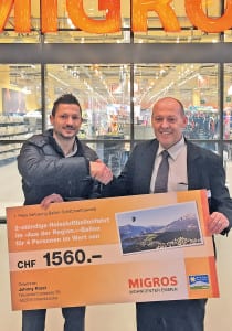 1. Preis: Henri Python (auf dem Bild rechts), Genossenschaft Migros Luzern, übergibt den Gutschein für einen zweistündigen Ballonflug an Johnny Razzi, Emmenbrücke