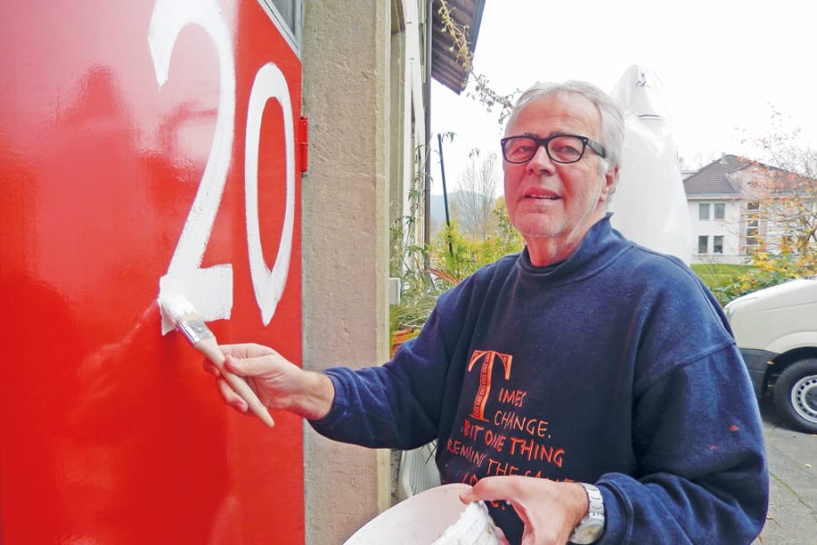 Robert Süess beim Hauseingang zu seinem Atelier. 