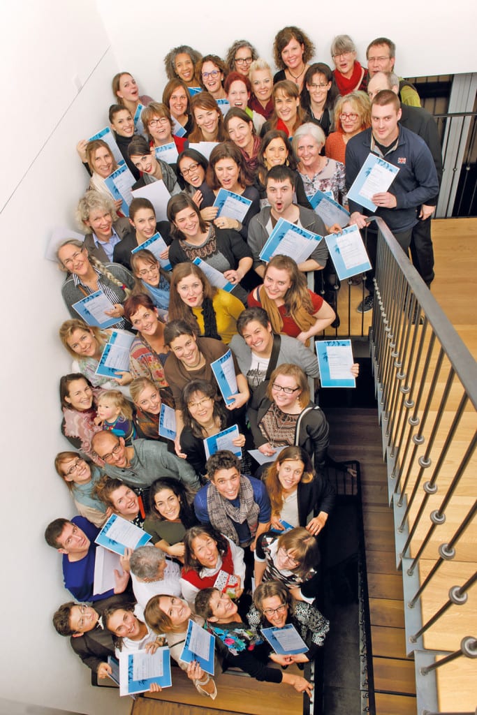 Eine muntere Schar frisch diplomierter HeilpraktikerInnen: Die Heilpraktikerschule Luzern hat zur Diplomfeier geladen. Und fast alle Absolventen sind gekommen. Photo: Maya Jörg