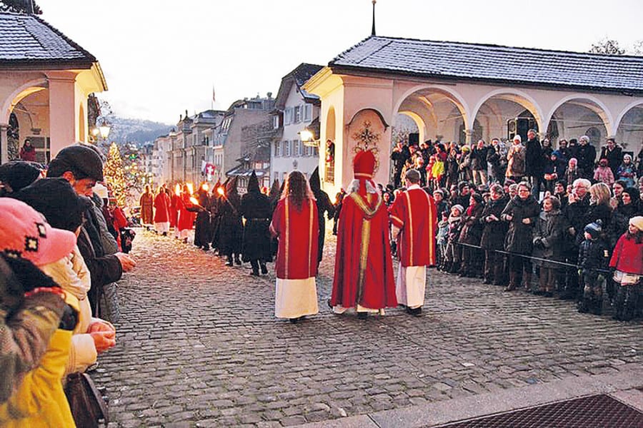Mit Zwergli, Ministranten, Diakonen und Schmutzlis, der Hofsamichlaus zieht aus.