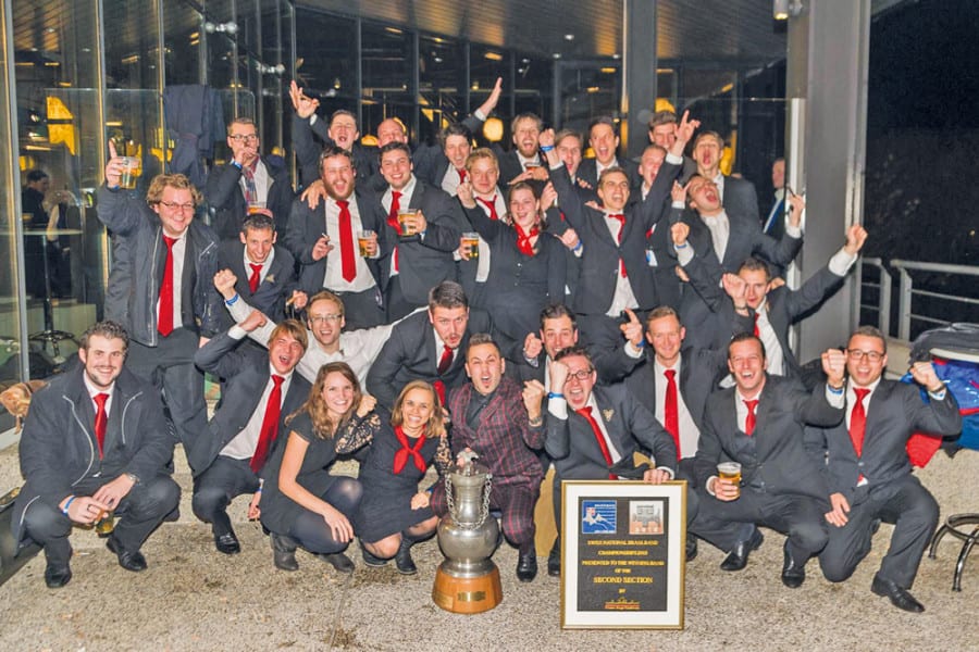 Die Brass Band Abinchova in Festlaune: Das Siegerfoto nach der Rangverkündigung. Bild Dominik Baumgartner.