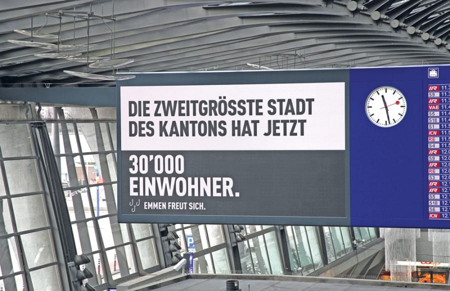 Emmen wirbt – auch im Luzerner Bahnhof – als attraktiver Standort zum Leben und Arbeiten.