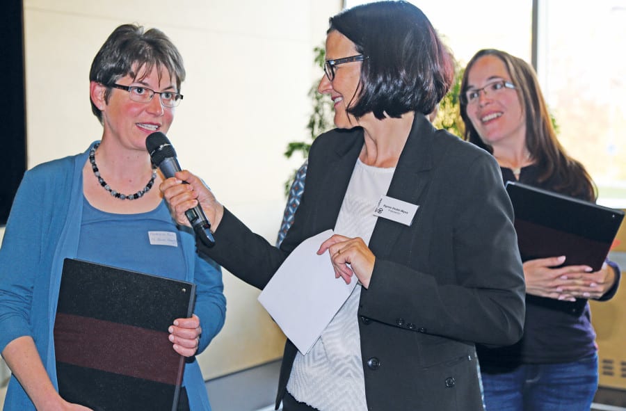 Agnes Hodel-Wyss, Präsidentin des Luzerner Kantonalverbandes des SFK, begrüsst Madeleine Fuchs aus Altbüron – eine der 14 Neuen.