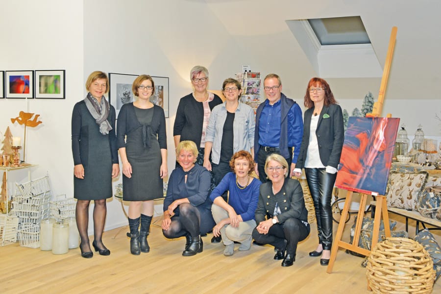 Auf dem Foto (von lins): Marlis Waldispühl, Inwil, Anke Gölz, Dietwil, Rita Müller-Camenzind, Ermensee, Esther Berüter, Römerswil, Beat Zehnder und Karin Ecke, Beinwil am See, sowie (knieend von links) Lydia Segginger, Fotoleitung Luzern, Andrea Scherrer, Hochdorf und Heidy Hess, Sachseln. Bild zVg.