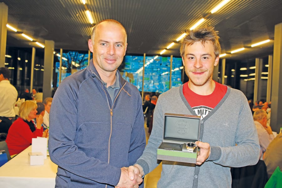 Neo-Maurer Silvan Amrein (rechts) aus Ebikon, zusammen mit seinem Berufsbildner Michael Studhalter von der Gebr. Brun AG. Bild apimedia