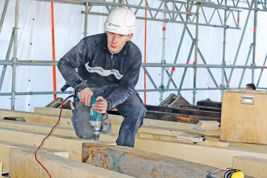 Bei 1a Hunkeler in Ebikon – hier Zimmermann-Lehrling Marco Meyer (18) – wird die Sicherheit auf der Baustelle gross geschrieben. Bild apimedia