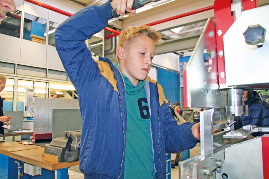 Stellte am Berufswahl-Parcours der Ruag einen Modell-Kampfjet her: Robin Krummenacher (12) aus Buchrain, hier beim Abkanten. Bild apimedia