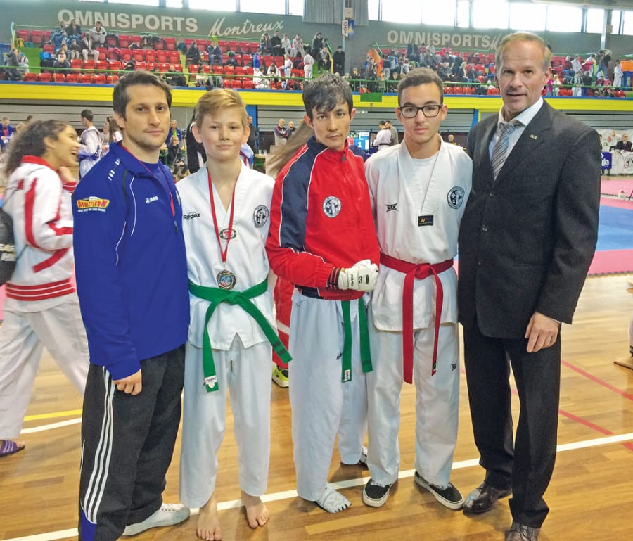 Coach Mitch Müller, Loris Sucur (3. Rang), Amir (2. Rang), Samy Kichou und Mark Sandmeier (Instruktor). Nicht auf dem Bild ist Daniel Scherrer als Referee für die Schule.