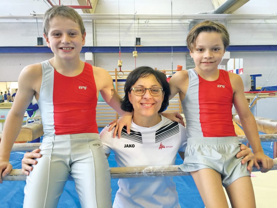 Mit Trainerin Yvonne Tschopp: Auf dem 1. Platz Jonas Huwyler (links) und auf dem 2. Platz Timi Bühlmann. Bilder zVg.