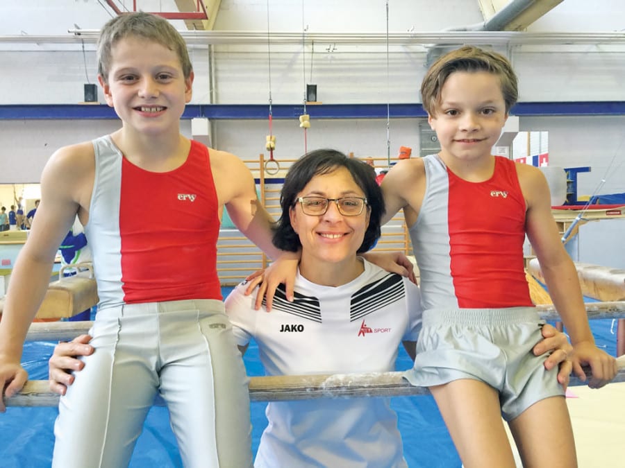 Mit Trainerin Yvonne Tschopp: Auf dem 1. Platz Jonas Huwyler (links) und  auf dem 2. Platz Timi Bühlmann. Bilder zVg.