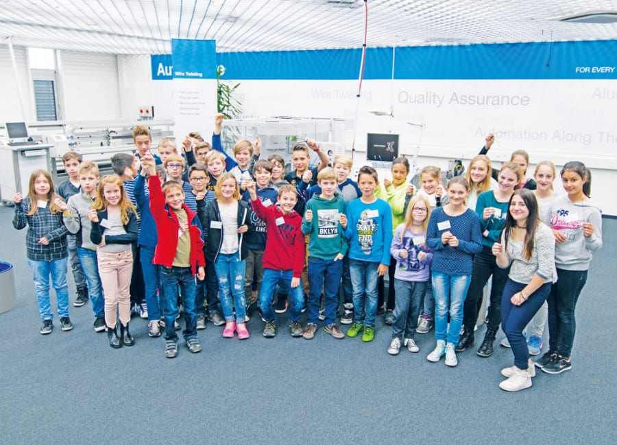 33 Schülerinnen und Schüler verbrachten den Nationalen Zukunftstag 2015 bei Komax in Dierikon und Rotkreuz.