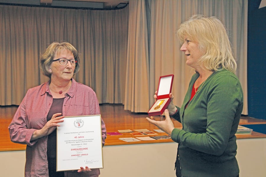 Kirchenchor-Präsidentin Praxedis Häfliger (rechts) überreicht Annegret Arnold die Urkunde. Bild zVg.