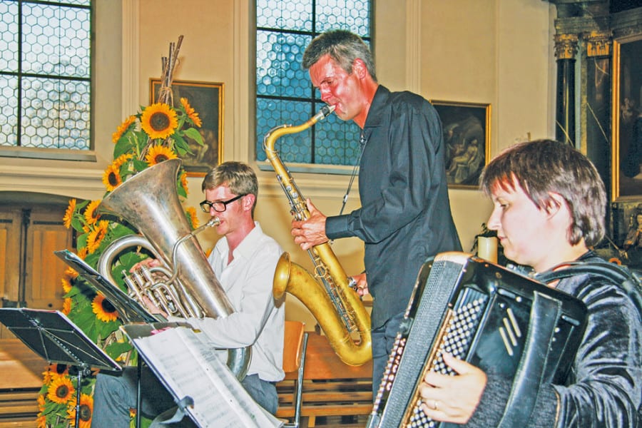 Ein überaus kreativer Luzerner Musiker und bekannter Exponent in der «Neuen Schweizer Volksmusik»-Szene ist Albin Brun. Hier spielt er zusammen mit Patricia Dräger und Marc Unternährer anlässlich eines vom Musikkreis (www.musikkreis.ch) veranstalteten Konzerts in der Dorfkirche von Malters. Bild Guido Gallati.