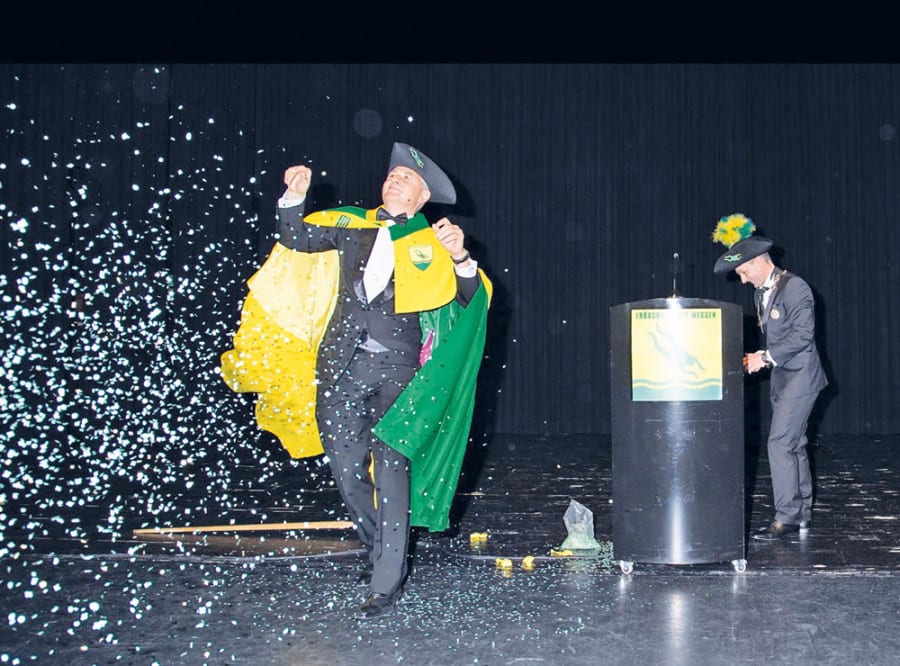 Zunftmeister Heiri Scherer im Konfettiregen von Zunftweibel Norbert Welti. Bilder zVg.