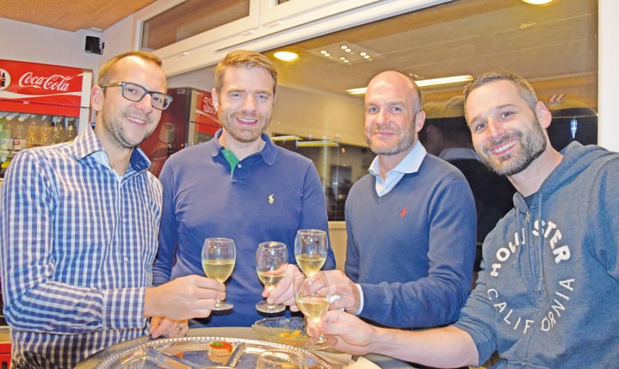 Marco Kaufmann beim Anstossen mit (v.l.) seinen Clubmitgliedern Markus Pölzelbauer, Reto Wüest und Richi Pichler. Bild zVg.