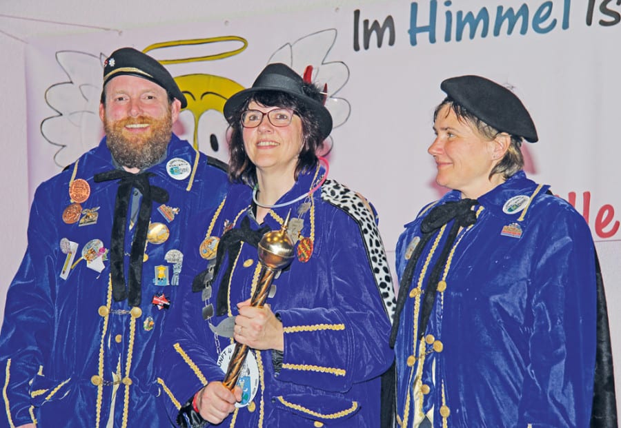 Dörfli-Zunft Inthronisation 2016: Zunftmeisterin Irène I. mit Weibel Guido I. und Weibelin Sonja I.