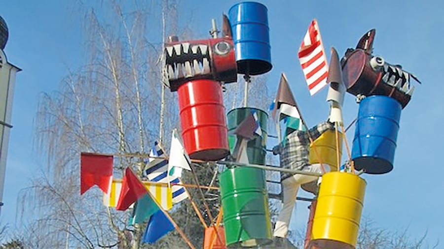 Der Böögg fiebert auf dem Fasnachtsturm.