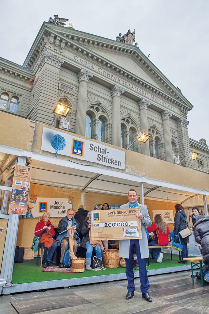 Stricken auf dem Bundesplatz: Timo Schuster, Chef von Aldi Suisse, übergibt in Bern den Check an die Aktion «Jeder Rappen zählt». Bild zVg.