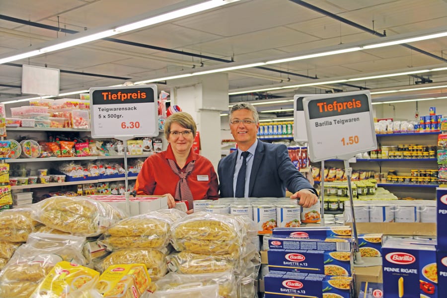 Eröffnen das Outlet Migros Dierikon am 21. Januar: Alois Lustenberger, Leiter Outlets der Migros Luzern, und Marianne Vonaesch, Leiterin Outlet Migros Dierikon.