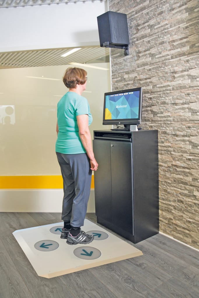 Um Stürze zu vermeiden, bietet die Spitex wissenschaftliche Kraft- und Gleichgewichtstrainings sowie kognitiv-motorische Übungen mit Videospielen im Känzeli an. Bild zVg.