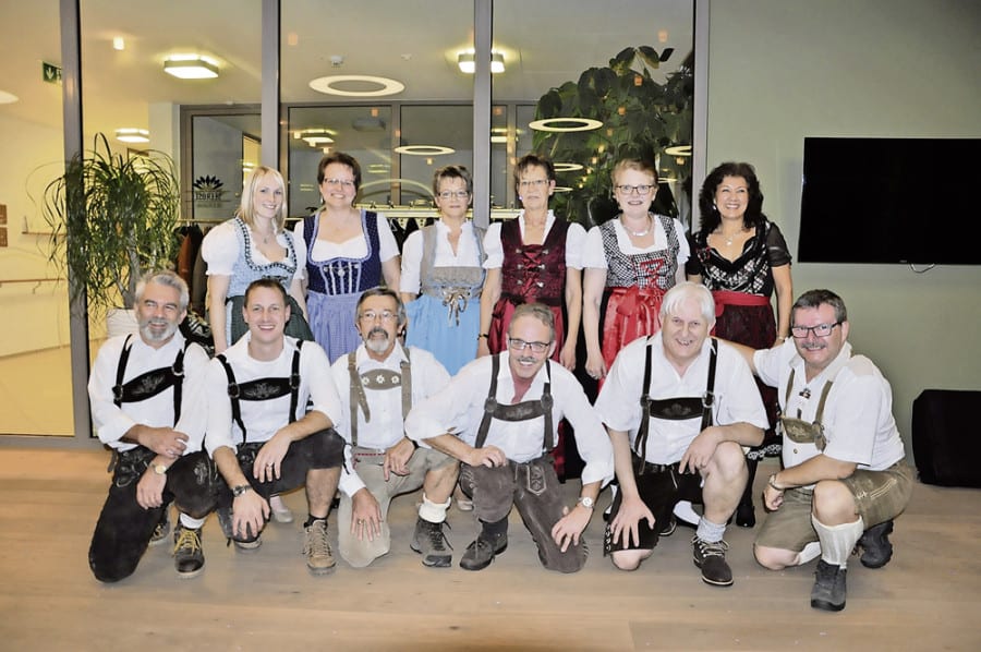 Die 1.-Bass-Männer des Jodlerklubs Rotsee mit ihren Frauen; einmal in etwas anderer Tracht.