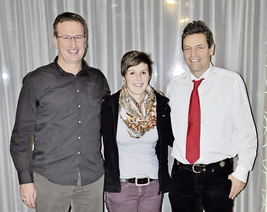 Der neu gewählte Vereinskassier Armin Müller, zusammen mit der neu aufgenommenen Jodlerin Manuela Kiser und dem Präsidenten Kurt Rothenfluh (v.l.)