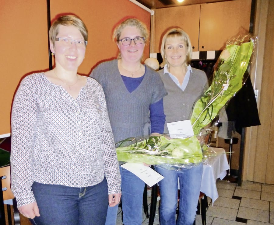 Die Präsidentin Bernadette Steiner begrüsst die zwei Neumitglieder Inga Kessler und Isabelle Fischer im Samariterverein. Bild zVg.