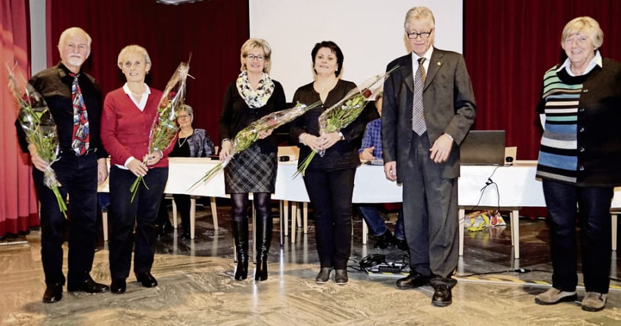 Von links: Marie Theres und Alois Deflorin (Notenmaterial), die neuen Ehrenmitglieder Ursula Odermatt und Gaby Muff, Vorstandsvorsitzender Werner Steinmann und Vorstandsmitglied Vreni Scheidender.