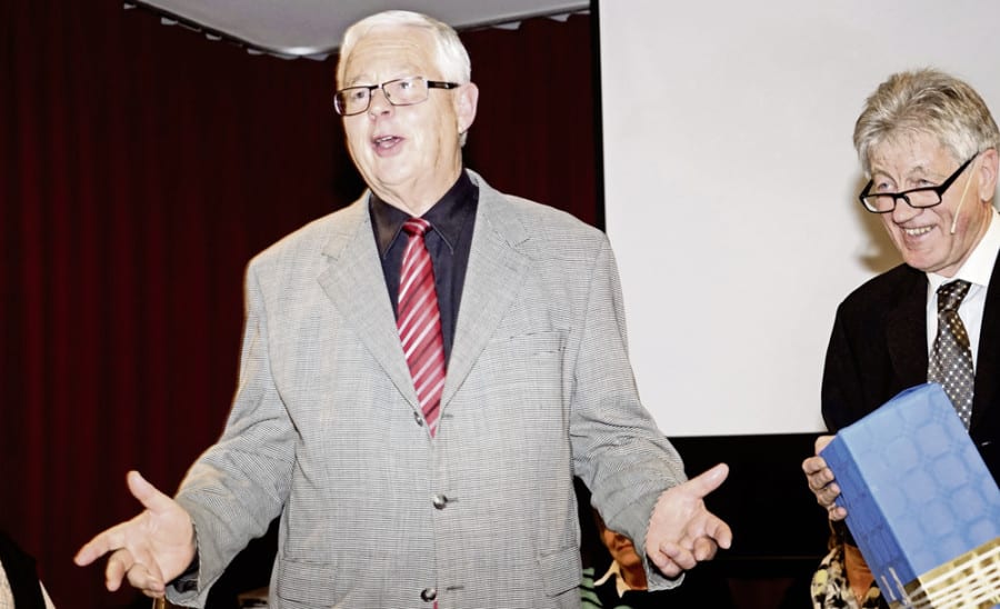 Der jung gebliebene Robert Häller freut sich über seine Auszeichnung zur 50-Jährigen Chormitgliedschaft.