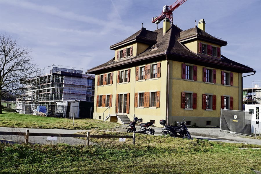 Geschichte und Zukunft in Rathausen: Rund um den historischen Milchhof 1912 entstehen drei moderne neue Wohnhäuser.
