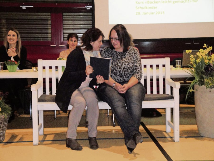 Heidi Rohrer übergibt der neuen Aktuarin Nadja Stirnimann ein Geschenk.