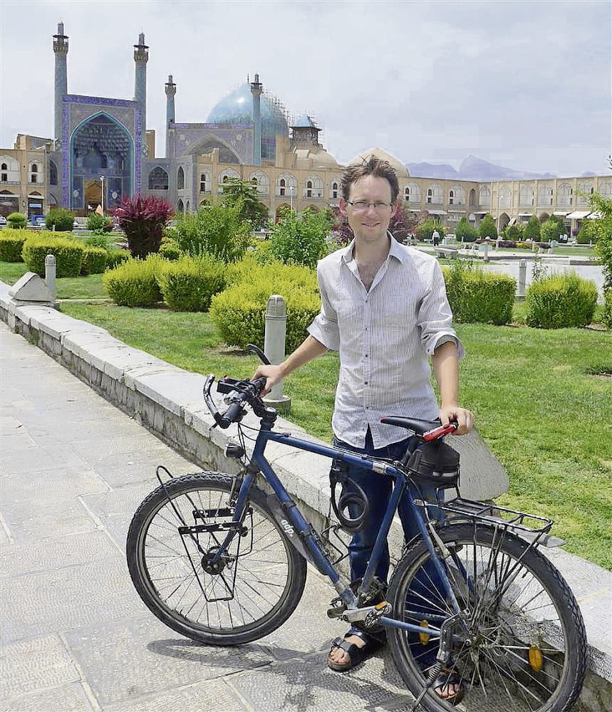Andi Blum mit seinem Fahrrad unterwegs in Isfahan. Bild zVg.